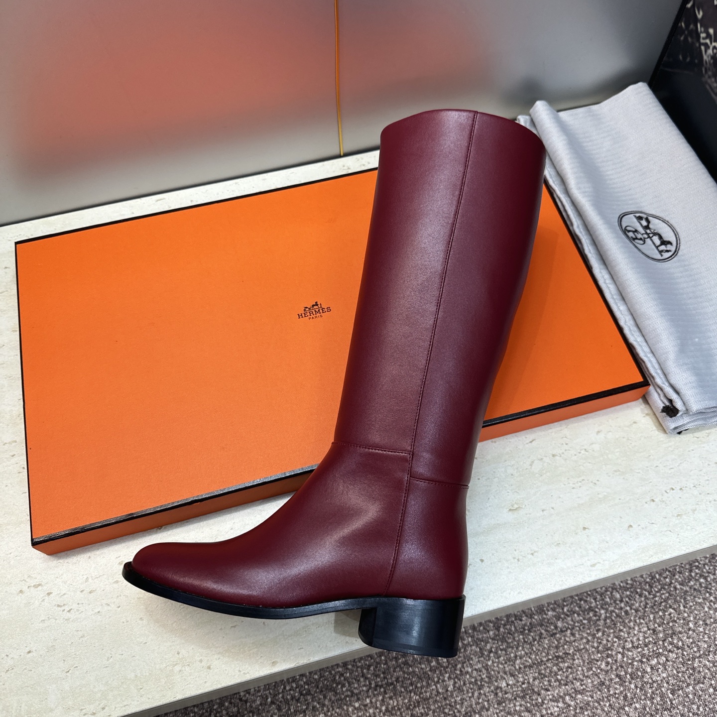爱马仕 Hermes 2026秋冬新款 Lasso粗跟高筒及膝女长靴 H家字母logo低跟圆头一脚蹬机车骑士靴 材质:鞋 爱马仕 Hermes 2026秋冬新款 Lasso粗跟高筒及膝女长靴 H家字母logo低跟圆头一脚蹬机车骑士靴 材质:鞋