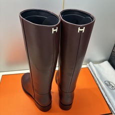 爱马仕 Hermes 2026秋冬新款 Lasso粗跟高筒及膝女长靴 H家字母logo低跟圆头一脚蹬机车骑士靴 材质:鞋 爱马仕 Hermes 2026秋冬新款 Lasso粗跟高筒及膝女长靴 H家字母logo低跟圆头一脚蹬机车骑士靴 材质:鞋