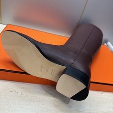 爱马仕 Hermes 2026秋冬新款 Lasso粗跟高筒及膝女长靴 H家字母logo低跟圆头一脚蹬机车骑士靴 材质:鞋 爱马仕 Hermes 2026秋冬新款 Lasso粗跟高筒及膝女长靴 H家字母logo低跟圆头一脚蹬机车骑士靴 材质:鞋