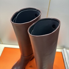 爱马仕 Hermes 2026秋冬新款 Lasso粗跟高筒及膝女长靴 H家字母logo低跟圆头一脚蹬机车骑士靴 材质:鞋 爱马仕 Hermes 2026秋冬新款 Lasso粗跟高筒及膝女长靴 H家字母logo低跟圆头一脚蹬机车骑士靴 材质:鞋