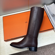 爱马仕 Hermes 2026秋冬新款 Lasso粗跟高筒及膝女长靴 H家字母logo低跟圆头一脚蹬机车骑士靴 材质:鞋 爱马仕 Hermes 2026秋冬新款 Lasso粗跟高筒及膝女长靴 H家字母logo低跟圆头一脚蹬机车骑士靴 材质:鞋