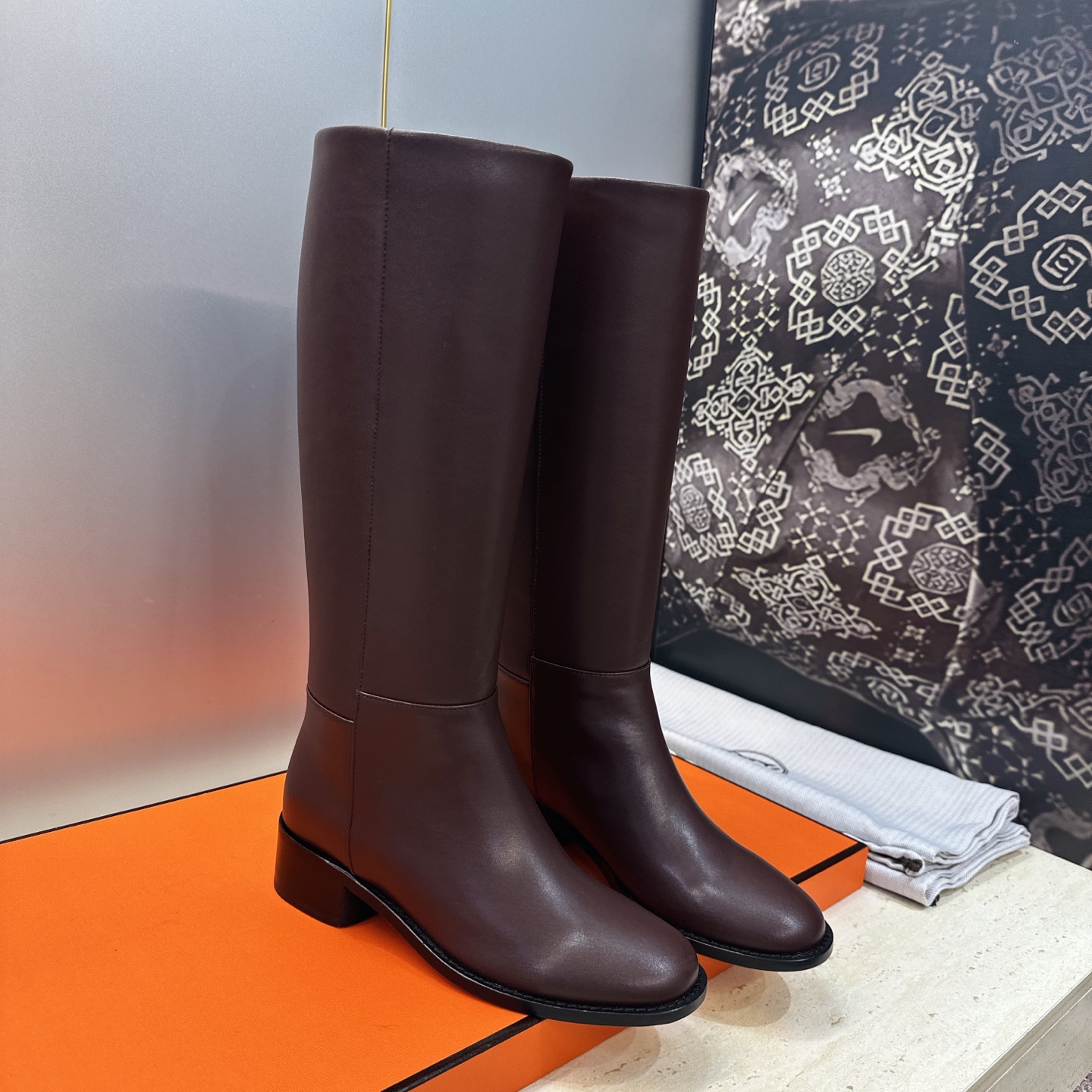 爱马仕 Hermes 2026秋冬新款 Lasso粗跟高筒及膝女长靴 H家字母logo低跟圆头一脚蹬机车骑士靴 材质：鞋