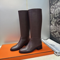 爱马仕 Hermes 2026秋冬新款 Lasso粗跟高筒及膝女长靴 H家字母logo低跟圆头一脚蹬机车骑士靴 材质:鞋 爱马仕 Hermes 2026秋冬新款 Lasso粗跟高筒及膝女长靴 H家字母logo低跟圆头一脚蹬机车骑士靴 材质:鞋