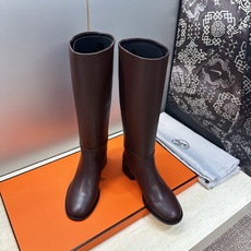 爱马仕 Hermes 2026秋冬新款 Lasso粗跟高筒及膝女长靴 H家字母logo低跟圆头一脚蹬机车骑士靴 材质:鞋 爱马仕 Hermes 2026秋冬新款 Lasso粗跟高筒及膝女长靴 H家字母logo低跟圆头一脚蹬机车骑士靴 材质:鞋