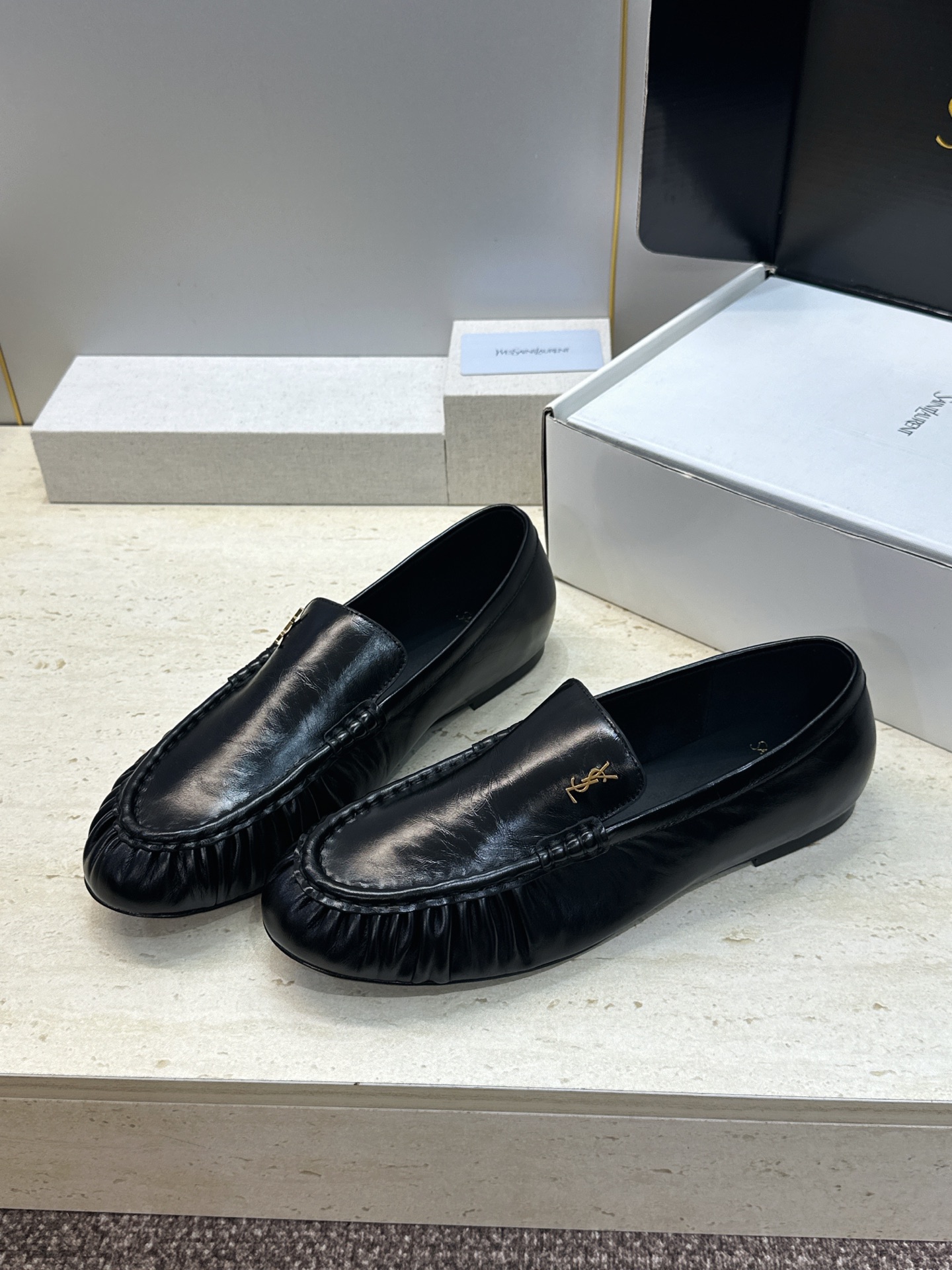 女码/情侣款 男+20 SAINT LAURENT 2026春夏情侣新款时尚休闲单鞋 YSL明星同款字母logo五金扣平 女码/情侣款 男+20 SAINT LAURENT 2026春夏情侣新款时尚休闲单鞋 YSL明星同款字母logo五金扣平
