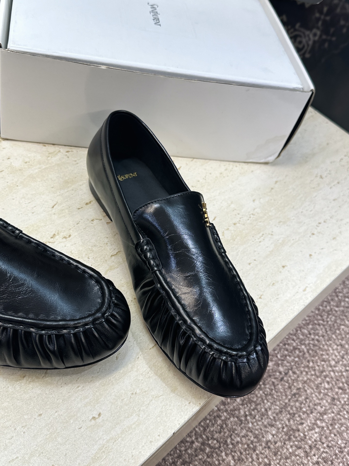 女码/情侣款 男+20 SAINT LAURENT 2026春夏情侣新款时尚休闲单鞋 YSL明星同款字母logo五金扣平 女码/情侣款 男+20 SAINT LAURENT 2026春夏情侣新款时尚休闲单鞋 YSL明星同款字母logo五金扣平