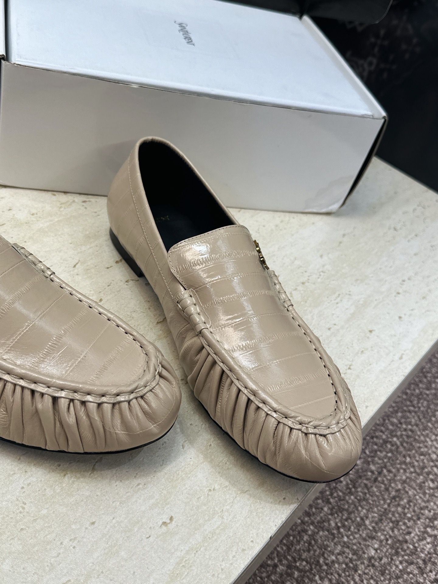 女码/情侣款 男+20 SAINT LAURENT 2026春夏情侣新款时尚休闲单鞋 YSL明星同款字母logo五金扣平 女码/情侣款 男+20 SAINT LAURENT 2026春夏情侣新款时尚休闲单鞋 YSL明星同款字母logo五金扣平