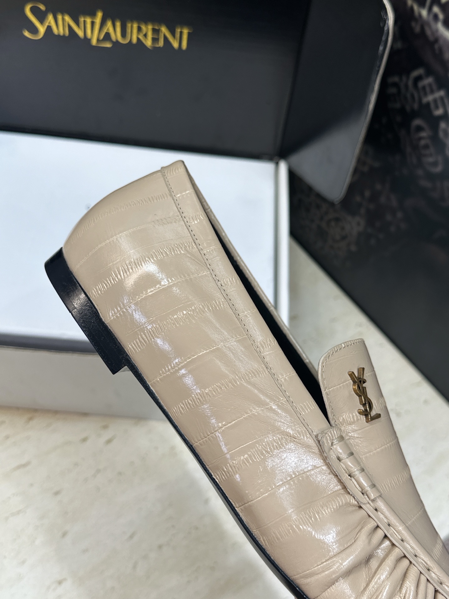 女码/情侣款 男+20 SAINT LAURENT 2026春夏情侣新款时尚休闲单鞋 YSL明星同款字母logo五金扣平 女码/情侣款 男+20 SAINT LAURENT 2026春夏情侣新款时尚休闲单鞋 YSL明星同款字母logo五金扣平