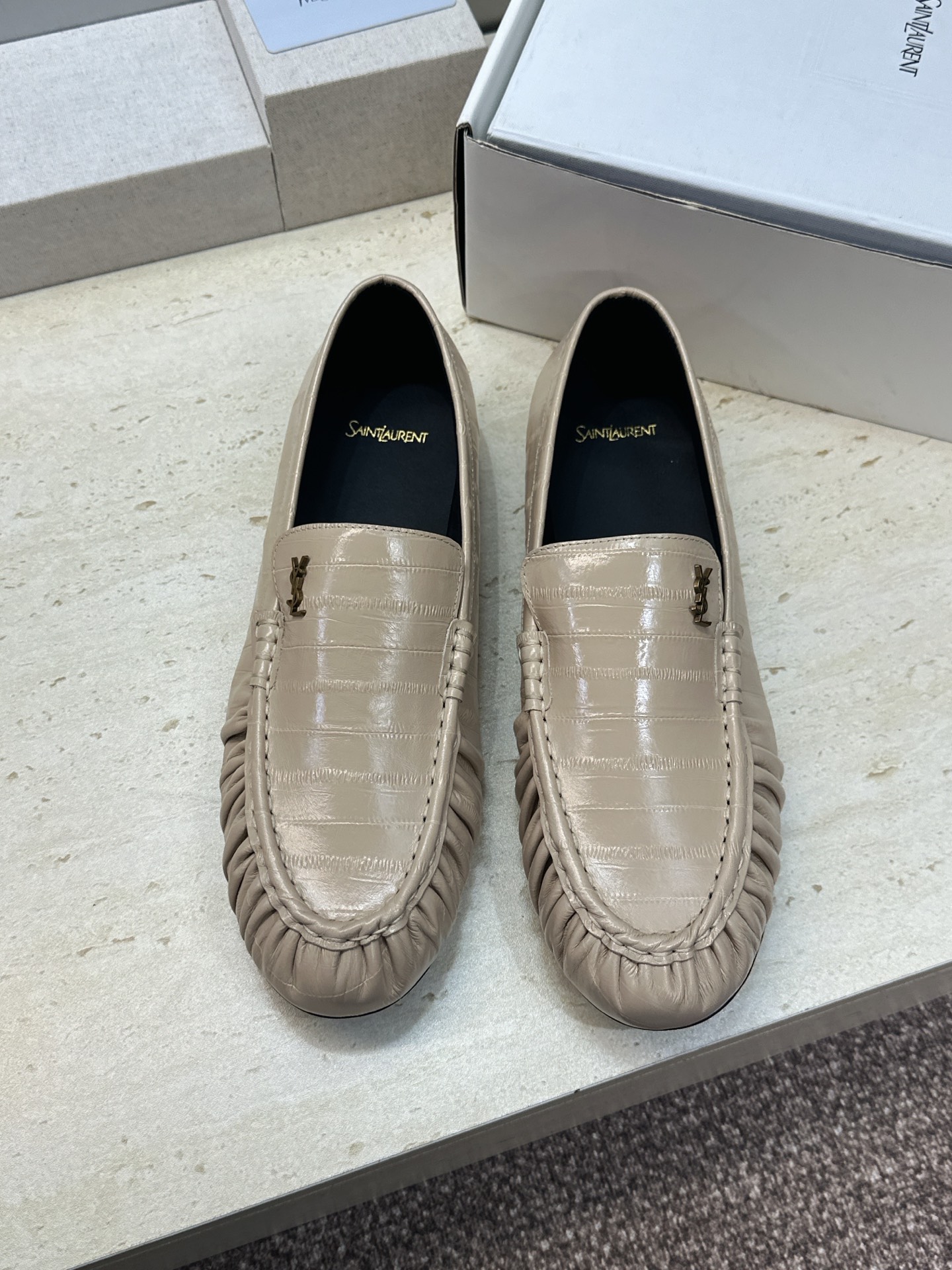 女码/情侣款 男+20 SAINT LAURENT 2026春夏情侣新款时尚休闲单鞋 YSL明星同款字母logo五金扣平 女码/情侣款 男+20 SAINT LAURENT 2026春夏情侣新款时尚休闲单鞋 YSL明星同款字母logo五金扣平