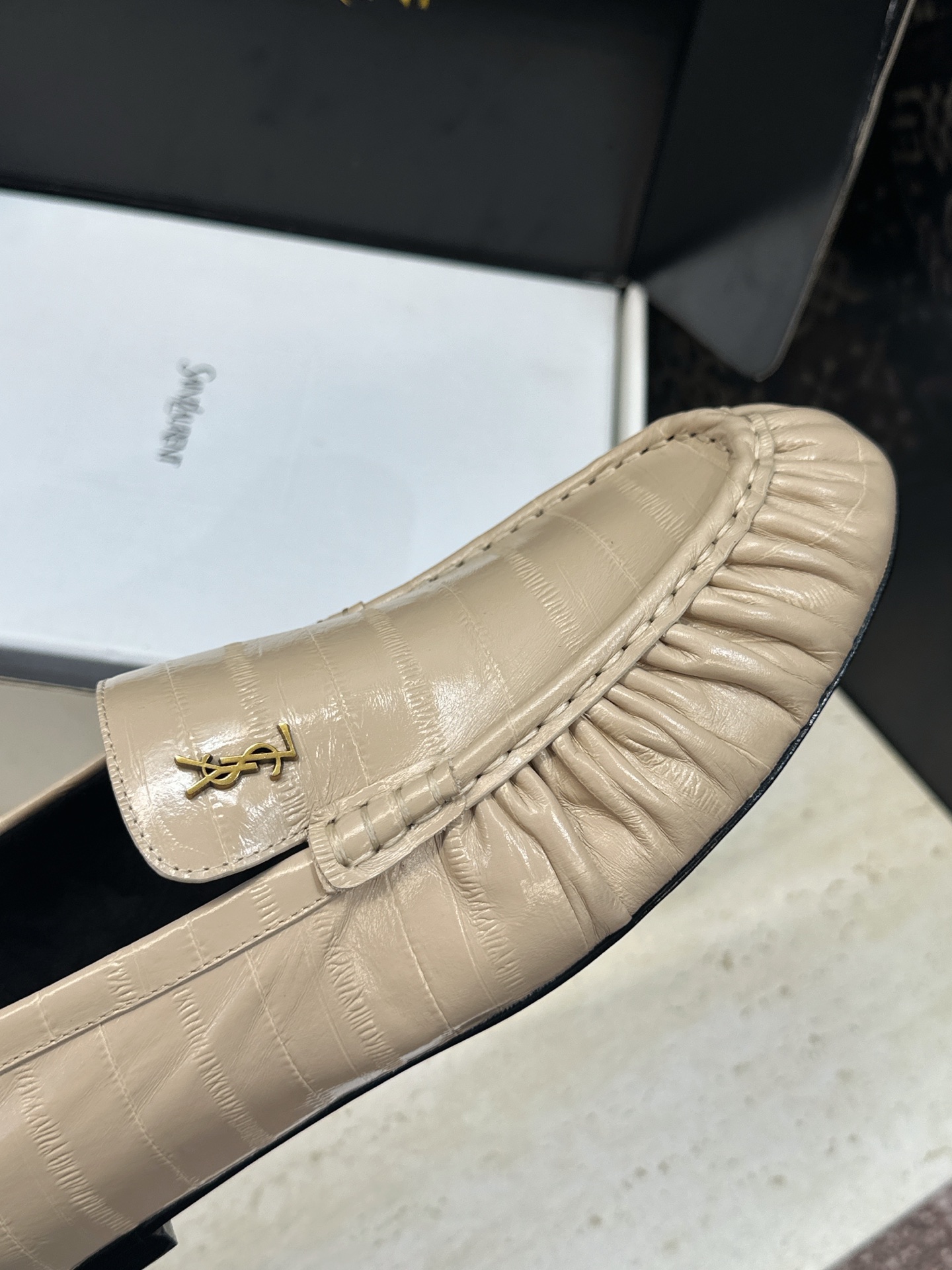 女码/情侣款 男+20 SAINT LAURENT 2026春夏情侣新款时尚休闲单鞋 YSL明星同款字母logo五金扣平 女码/情侣款 男+20 SAINT LAURENT 2026春夏情侣新款时尚休闲单鞋 YSL明星同款字母logo五金扣平