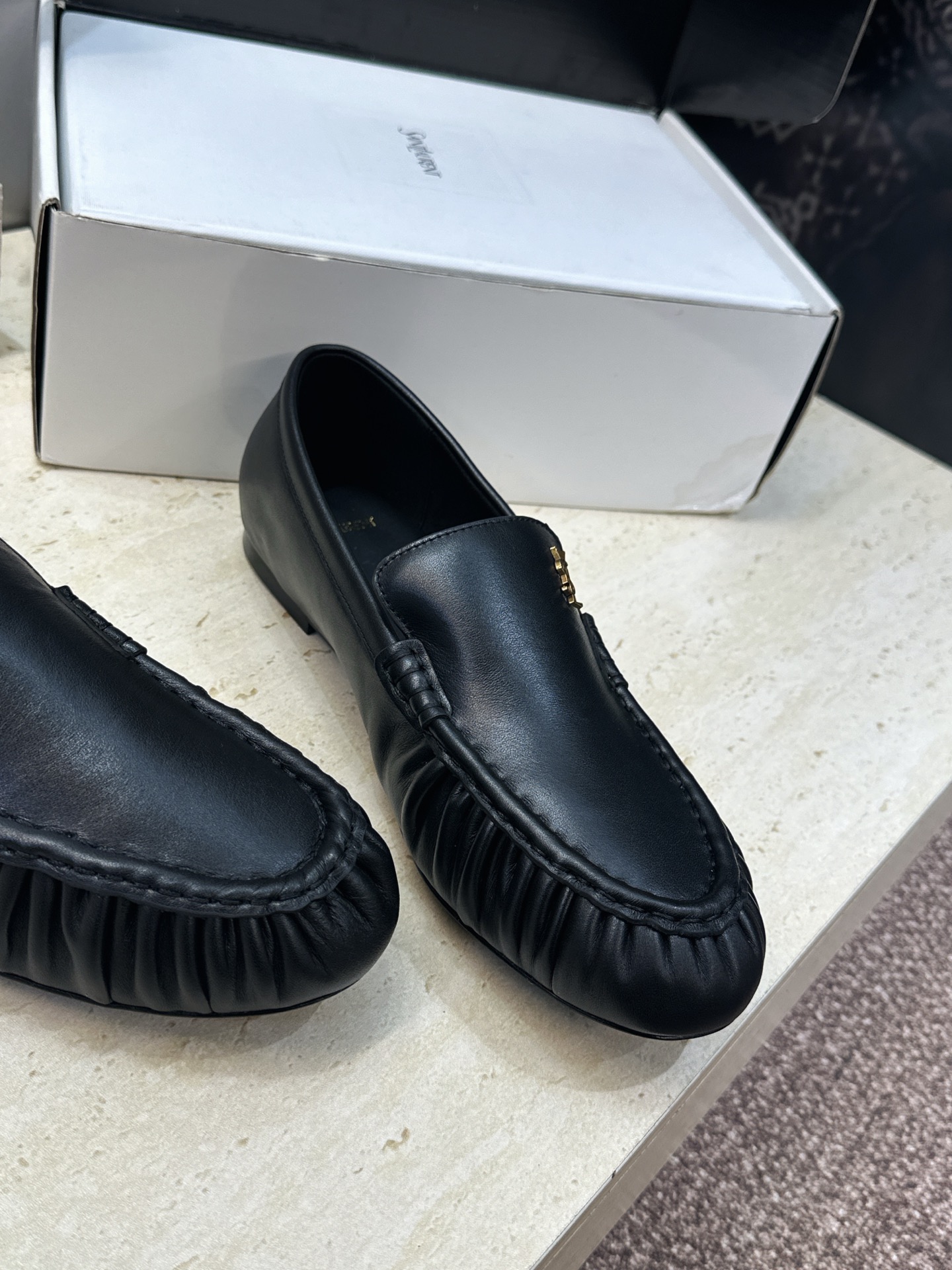 女码/情侣款 男+20 SAINT LAURENT 2026春夏情侣新款时尚休闲单鞋 YSL明星同款字母logo五金扣平 女码/情侣款 男+20 SAINT LAURENT 2026春夏情侣新款时尚休闲单鞋 YSL明星同款字母logo五金扣平