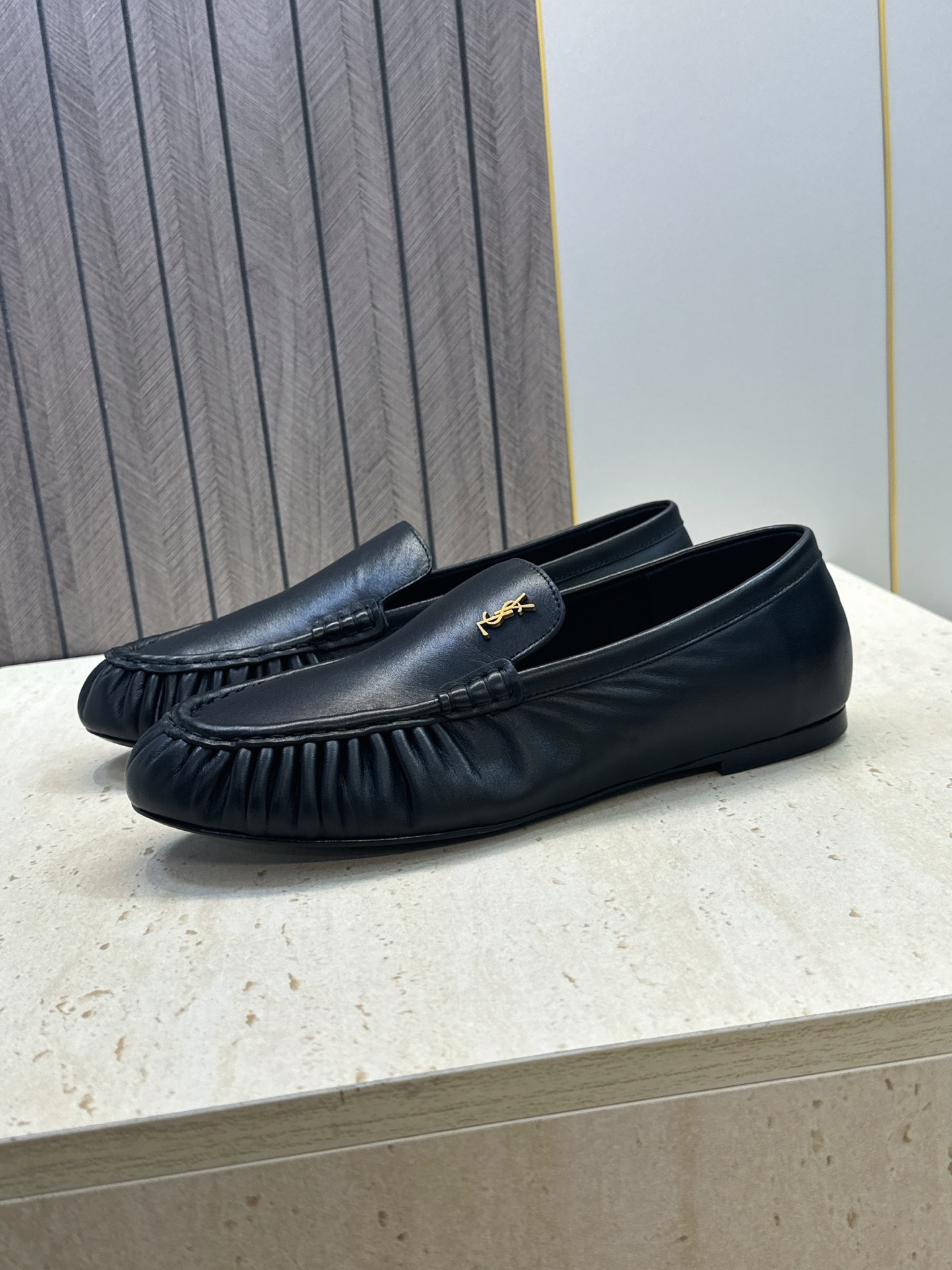 女码/情侣款 男+20 SAINT LAURENT 2026春夏情侣新款时尚休闲单鞋 YSL明星同款字母logo五金扣平 女码/情侣款 男+20 SAINT LAURENT 2026春夏情侣新款时尚休闲单鞋 YSL明星同款字母logo五金扣平