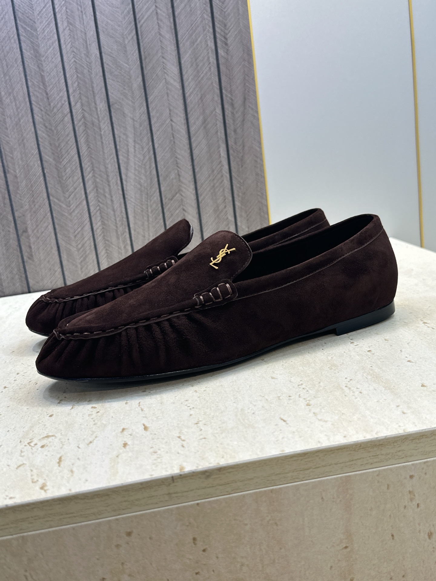 女码/情侣款 男+20 SAINT LAURENT 2026春夏情侣新款时尚休闲单鞋 YSL明星同款字母logo五金扣平 女码/情侣款 男+20 SAINT LAURENT 2026春夏情侣新款时尚休闲单鞋 YSL明星同款字母logo五金扣平