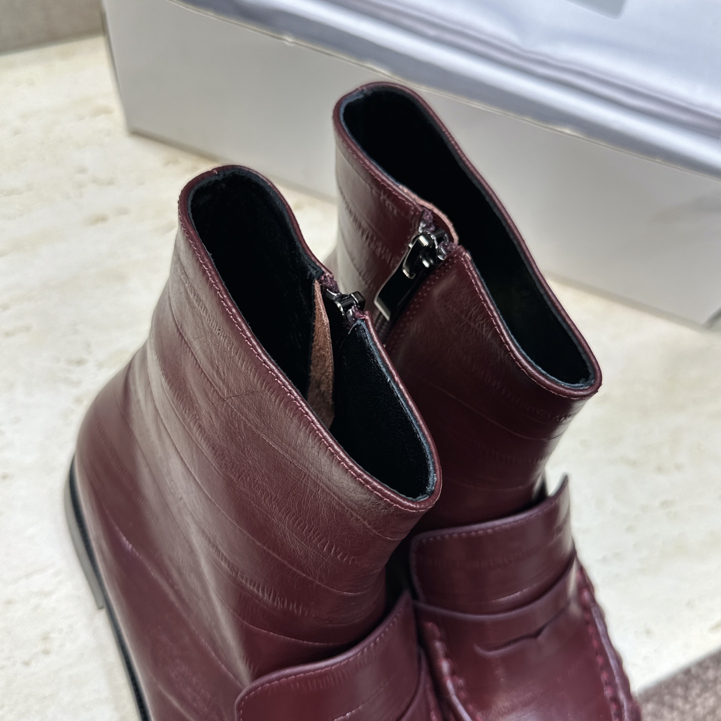 SAINT LAURENT 2026秋冬新款时尚休闲切尔西及裸女短靴 YSL明星同款字母logo五金扣平底圆头一脚蹬弹力 SAINT LAURENT 2026秋冬新款时尚休闲切尔西及裸女短靴 YSL明星同款字母logo五金扣平底圆头一脚蹬弹力