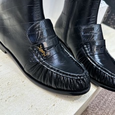 SAINT LAURENT 2026秋冬新款时尚休闲切尔西及裸女短靴 YSL明星同款字母logo五金扣平底圆头一脚蹬弹力 SAINT LAURENT 2026秋冬新款时尚休闲切尔西及裸女短靴 YSL明星同款字母logo五金扣平底圆头一脚蹬弹力