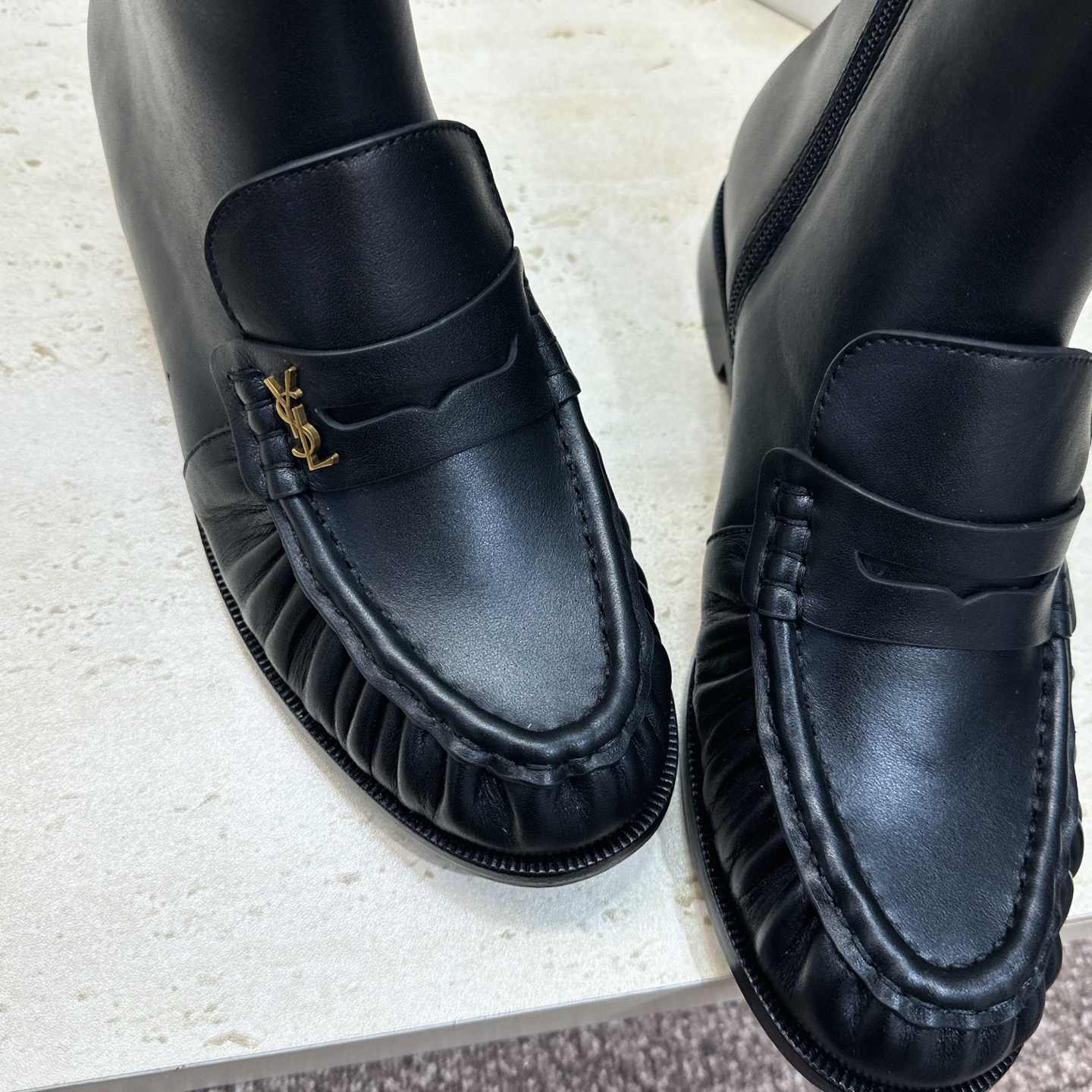 SAINT LAURENT 2026秋冬新款时尚休闲切尔西及裸女短靴 YSL明星同款字母logo五金扣平底圆头一脚蹬弹力