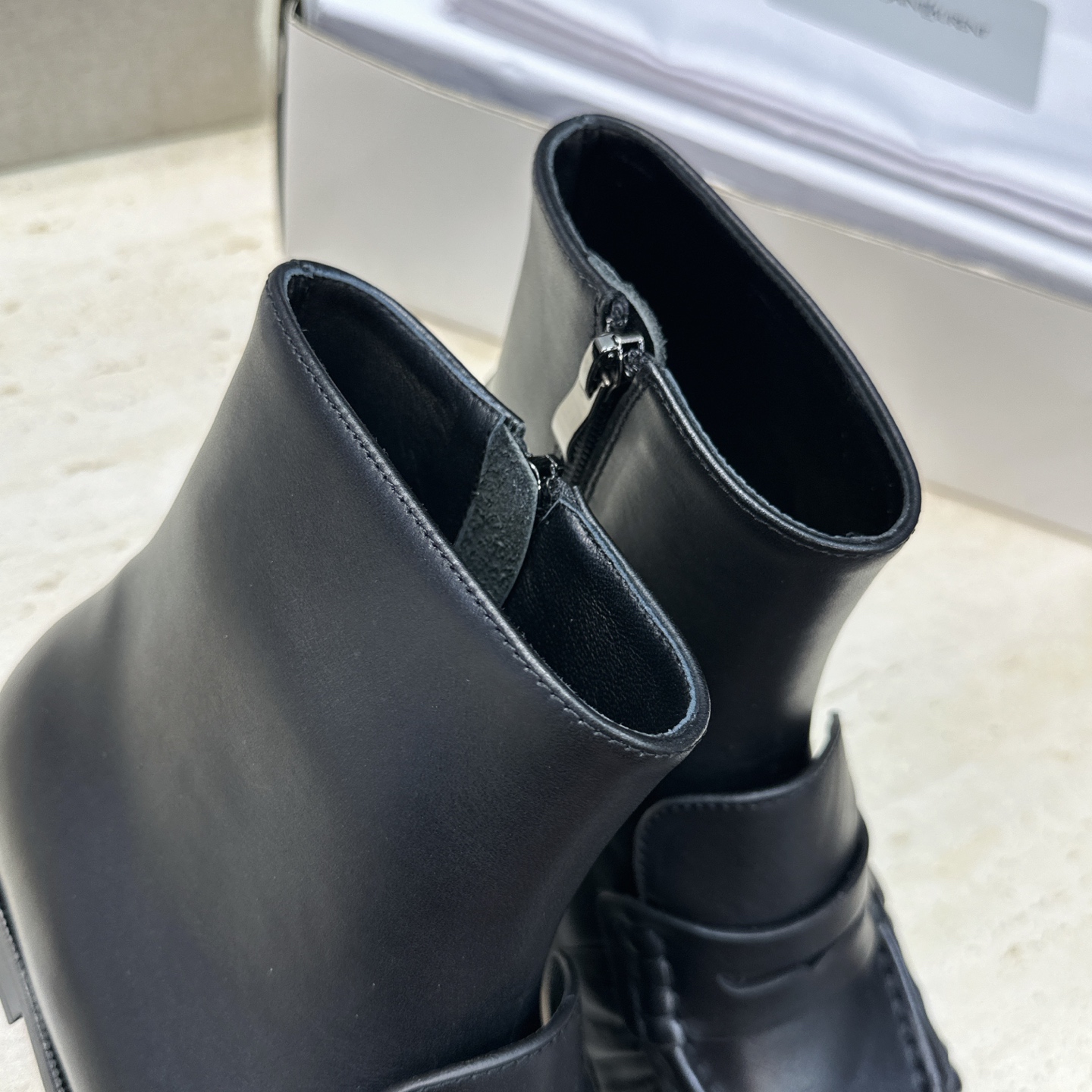 SAINT LAURENT 2026秋冬新款时尚休闲切尔西及裸女短靴 YSL明星同款字母logo五金扣平底圆头一脚蹬弹力