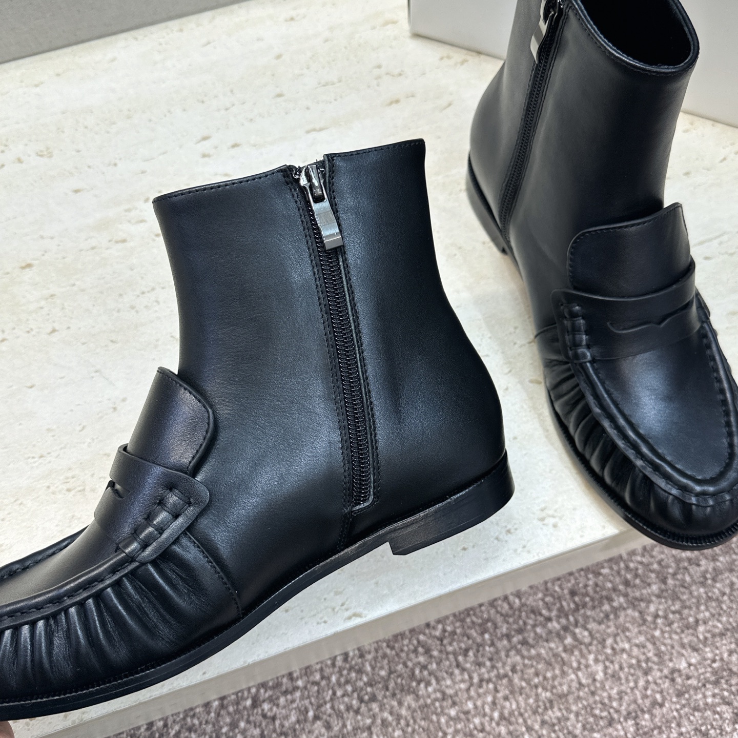 SAINT LAURENT 2026秋冬新款时尚休闲切尔西及裸女短靴 YSL明星同款字母logo五金扣平底圆头一脚蹬弹力