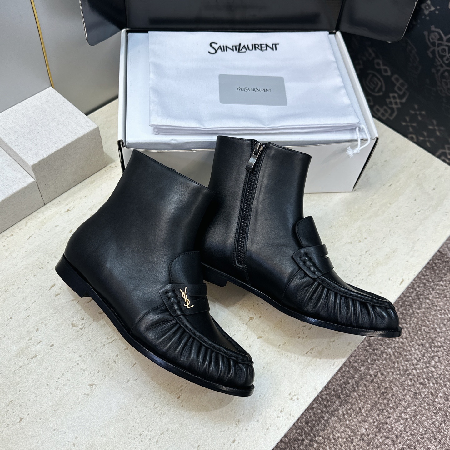 SAINT LAURENT 2026秋冬新款时尚休闲切尔西及裸女短靴 YSL明星同款字母logo五金扣平底圆头一脚蹬弹力