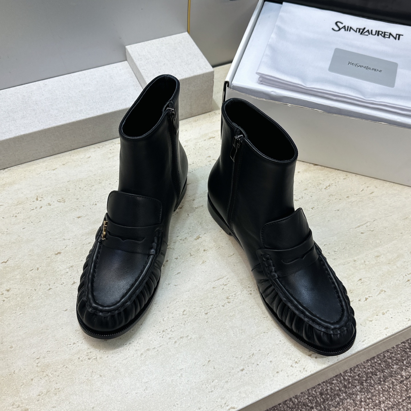 SAINT LAURENT 2026秋冬新款时尚休闲切尔西及裸女短靴 YSL明星同款字母logo五金扣平底圆头一脚蹬弹力