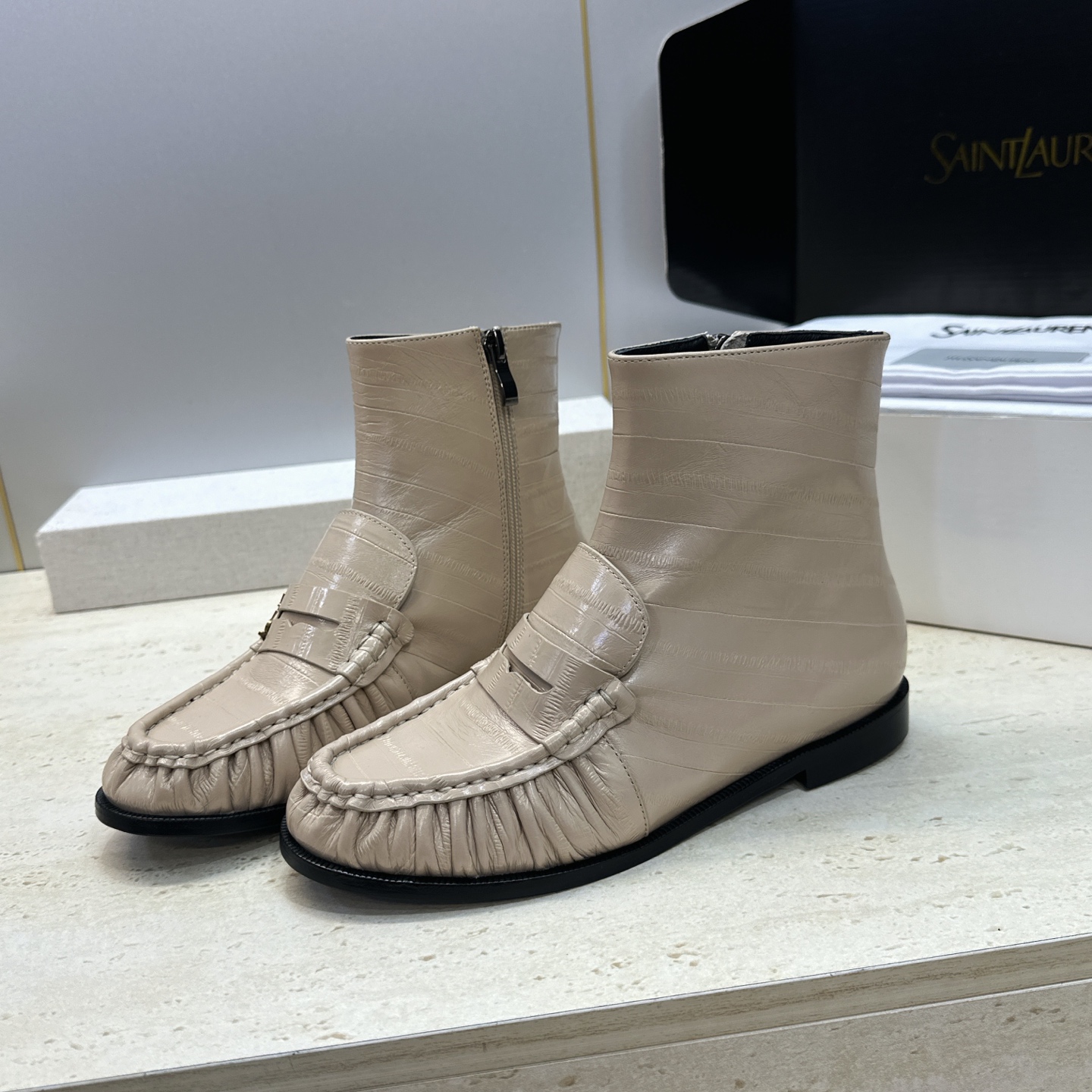 SAINT LAURENT 2026秋冬新款时尚休闲切尔西及裸女短靴 YSL明星同款字母logo五金扣平底圆头一脚蹬弹力