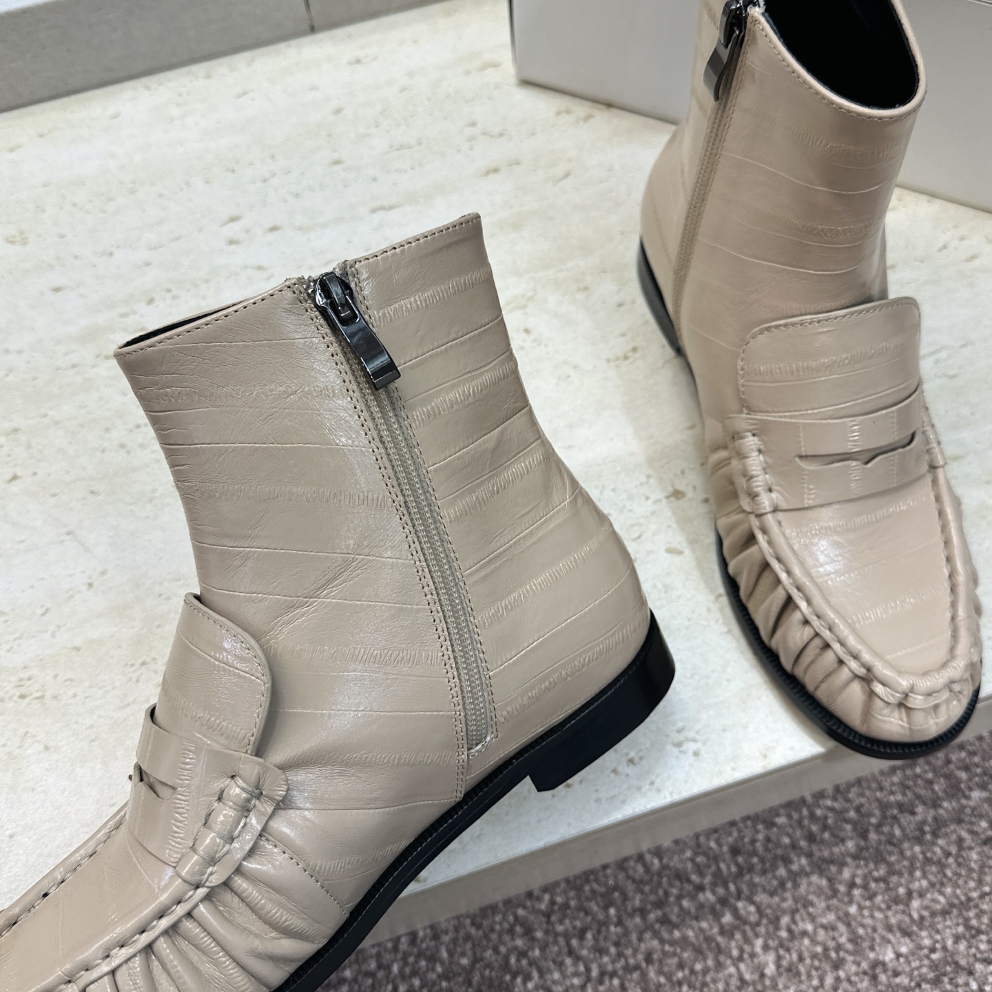 SAINT LAURENT 2026秋冬新款时尚休闲切尔西及裸女短靴 YSL明星同款字母logo五金扣平底圆头一脚蹬弹力