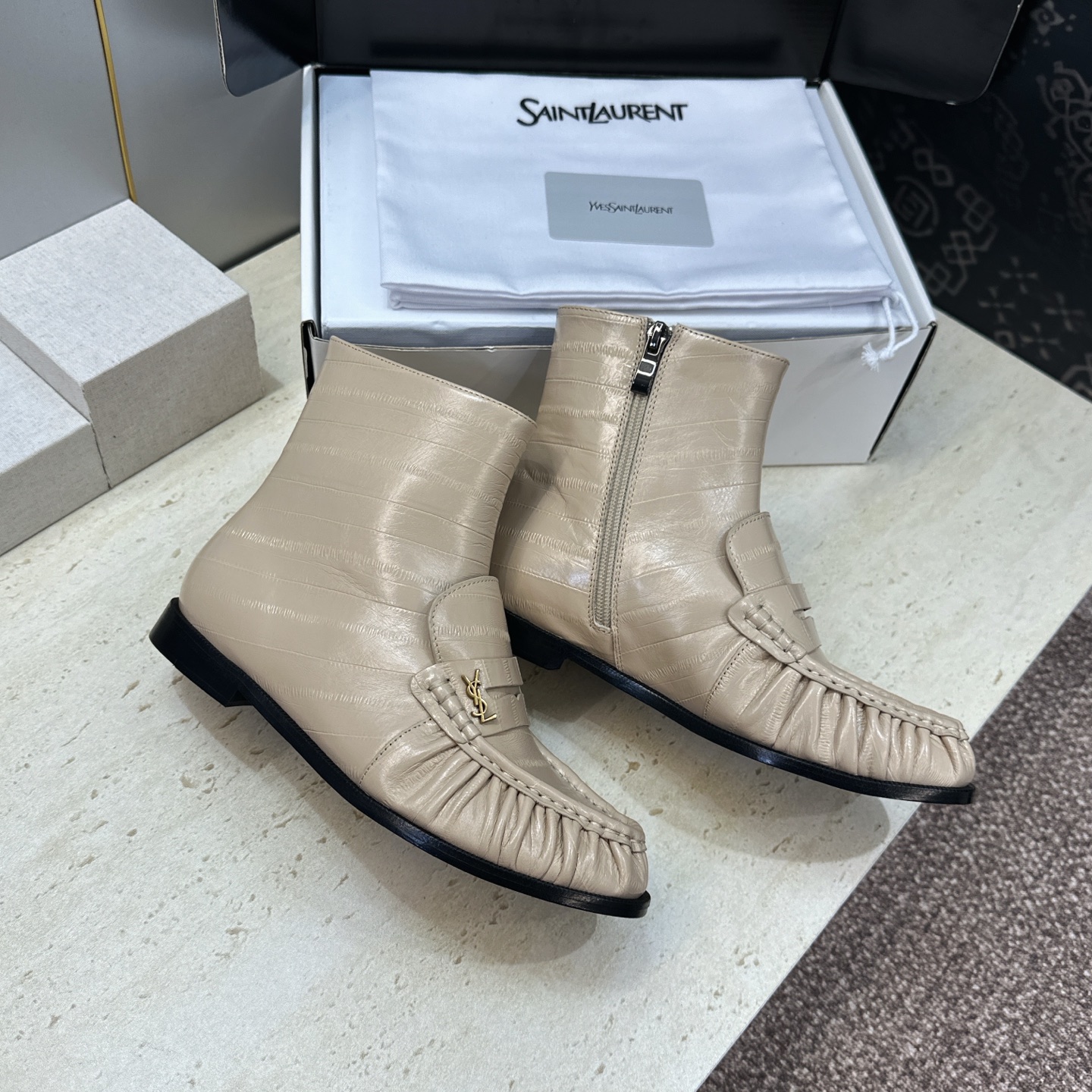 SAINT LAURENT 2026秋冬新款时尚休闲切尔西及裸女短靴 YSL明星同款字母logo五金扣平底圆头一脚蹬弹力