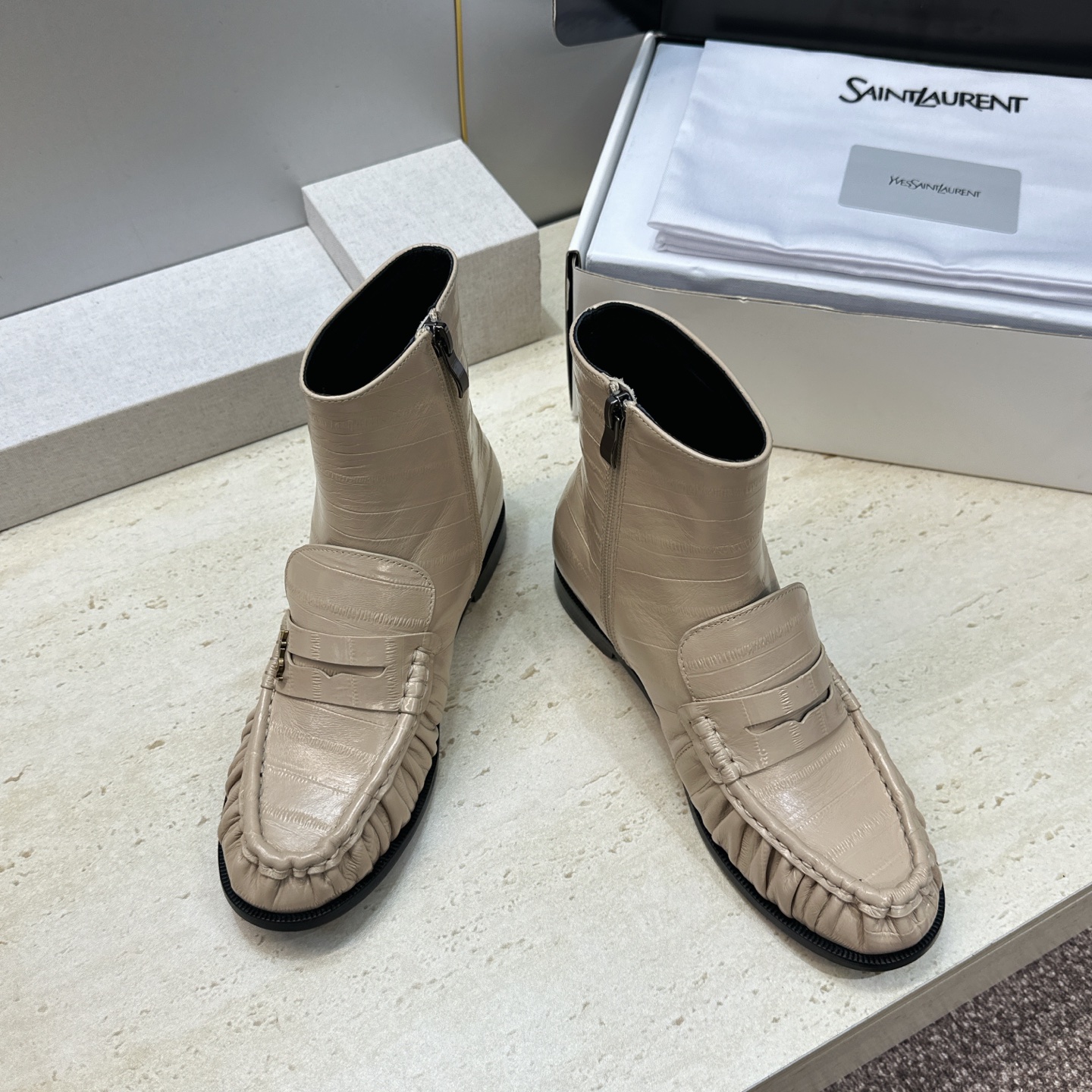 SAINT LAURENT 2026秋冬新款时尚休闲切尔西及裸女短靴 YSL明星同款字母logo五金扣平底圆头一脚蹬弹力