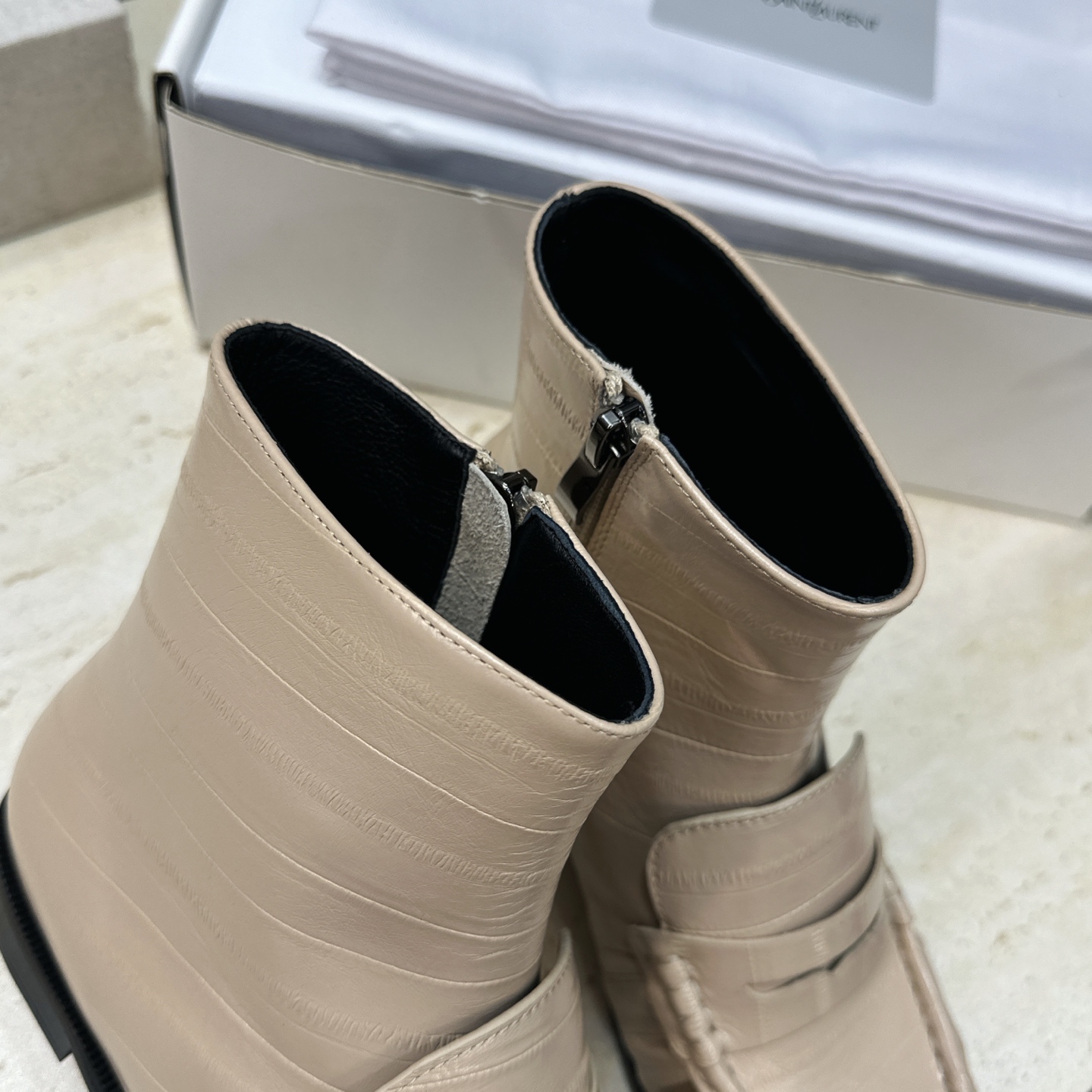 SAINT LAURENT 2026秋冬新款时尚休闲切尔西及裸女短靴 YSL明星同款字母logo五金扣平底圆头一脚蹬弹力