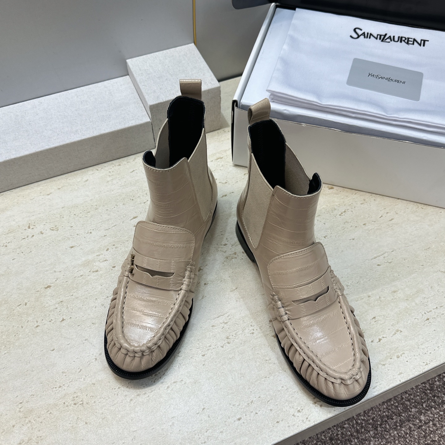 SAINT LAURENT 2026秋冬新款时尚休闲切尔西及裸女短靴 YSL明星同款字母logo五金扣平底圆头一脚蹬弹力