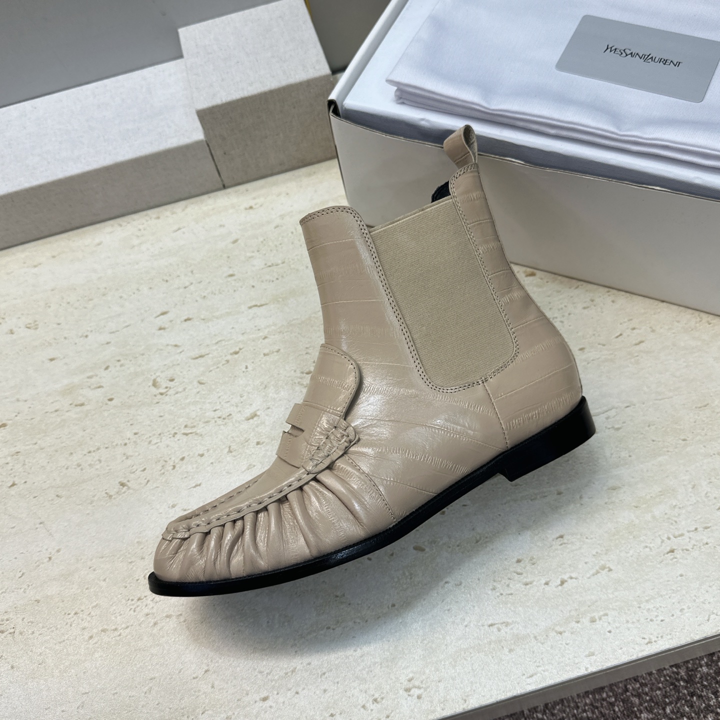 SAINT LAURENT 2026秋冬新款时尚休闲切尔西及裸女短靴 YSL明星同款字母logo五金扣平底圆头一脚蹬弹力 SAINT LAURENT 2026秋冬新款时尚休闲切尔西及裸女短靴 YSL明星同款字母logo五金扣平底圆头一脚蹬弹力