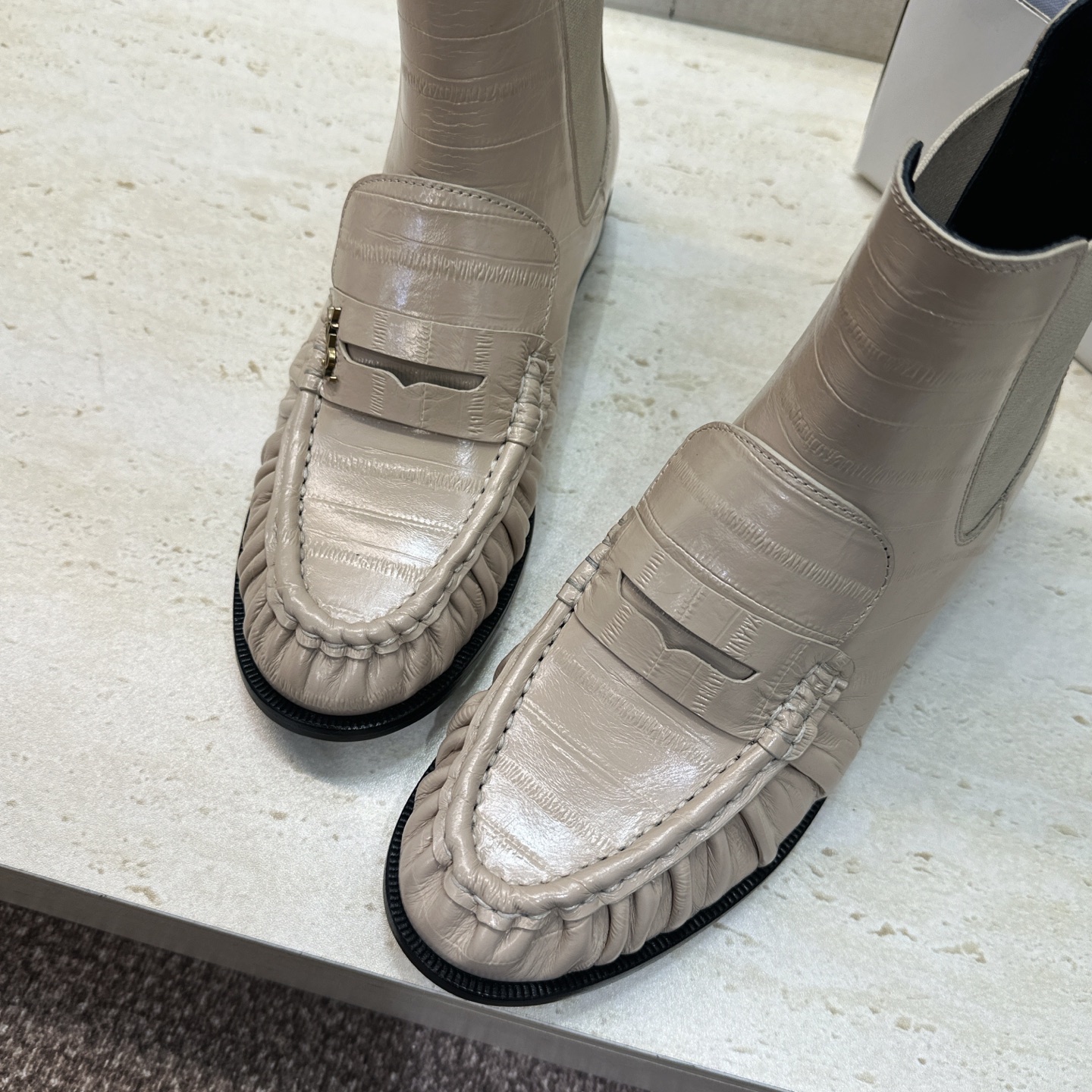 SAINT LAURENT 2026秋冬新款时尚休闲切尔西及裸女短靴 YSL明星同款字母logo五金扣平底圆头一脚蹬弹力 SAINT LAURENT 2026秋冬新款时尚休闲切尔西及裸女短靴 YSL明星同款字母logo五金扣平底圆头一脚蹬弹力