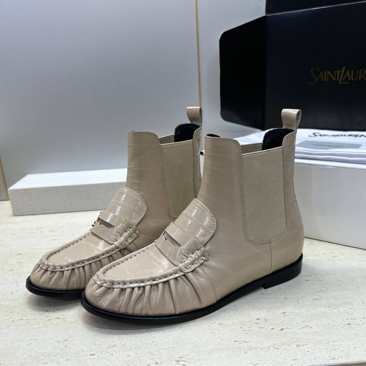 SAINT LAURENT 2026秋冬新款时尚休闲切尔西及裸女短靴 YSL明星同款字母logo五金扣平底圆头一脚蹬弹力 SAINT LAURENT 2026秋冬新款时尚休闲切尔西及裸女短靴 YSL明星同款字母logo五金扣平底圆头一脚蹬弹力