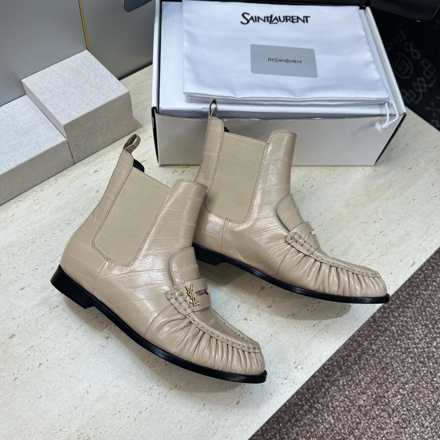 SAINT LAURENT 2026秋冬新款时尚休闲切尔西及裸女短靴 YSL明星同款字母logo五金扣平底圆头一脚蹬弹力 SAINT LAURENT 2026秋冬新款时尚休闲切尔西及裸女短靴 YSL明星同款字母logo五金扣平底圆头一脚蹬弹力