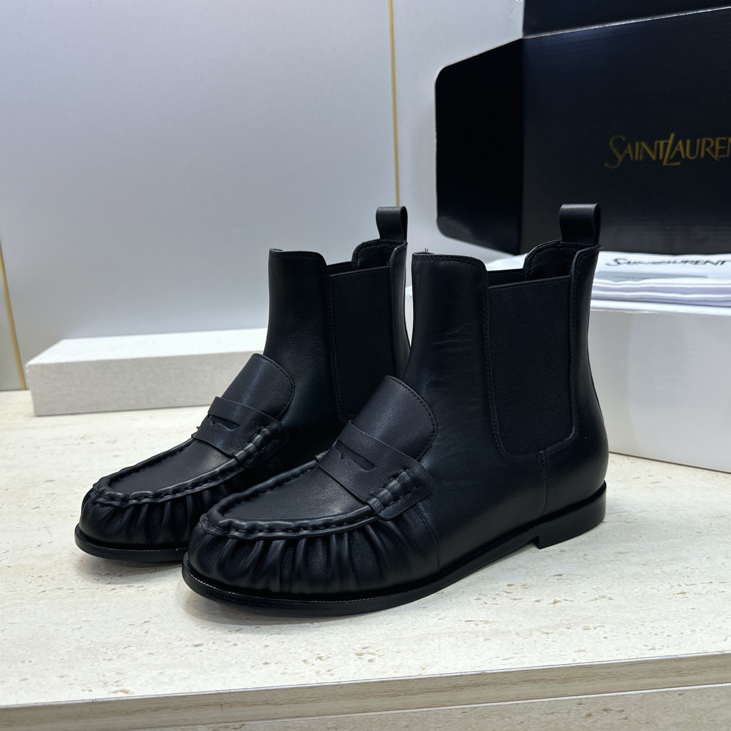 SAINT LAURENT 2026秋冬新款时尚休闲切尔西及裸女短靴 YSL明星同款字母logo五金扣平底圆头一脚蹬弹力 SAINT LAURENT 2026秋冬新款时尚休闲切尔西及裸女短靴 YSL明星同款字母logo五金扣平底圆头一脚蹬弹力