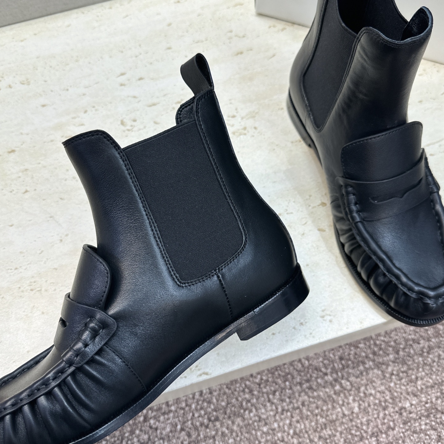 SAINT LAURENT 2026秋冬新款时尚休闲切尔西及裸女短靴 YSL明星同款字母logo五金扣平底圆头一脚蹬弹力 SAINT LAURENT 2026秋冬新款时尚休闲切尔西及裸女短靴 YSL明星同款字母logo五金扣平底圆头一脚蹬弹力