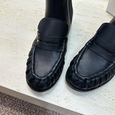 SAINT LAURENT 2026秋冬新款时尚休闲切尔西及裸女短靴 YSL明星同款字母logo五金扣平底圆头一脚蹬弹力 SAINT LAURENT 2026秋冬新款时尚休闲切尔西及裸女短靴 YSL明星同款字母logo五金扣平底圆头一脚蹬弹力