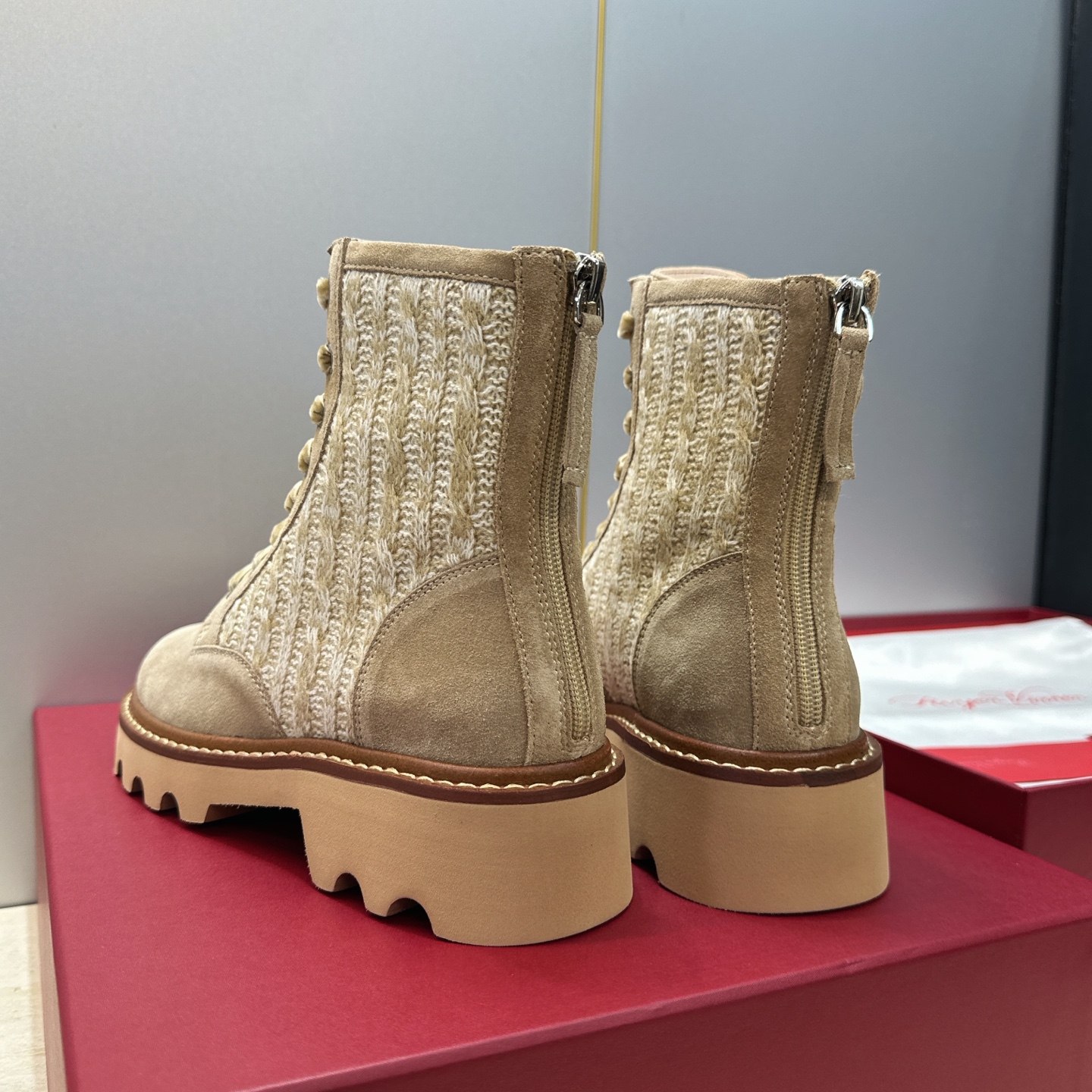 莞货 代购级 Roger  Vivier 2026秋冬新款时尚水钻女短靴 RV字母logo水钻五金方扣厚底低跟圆头系带后