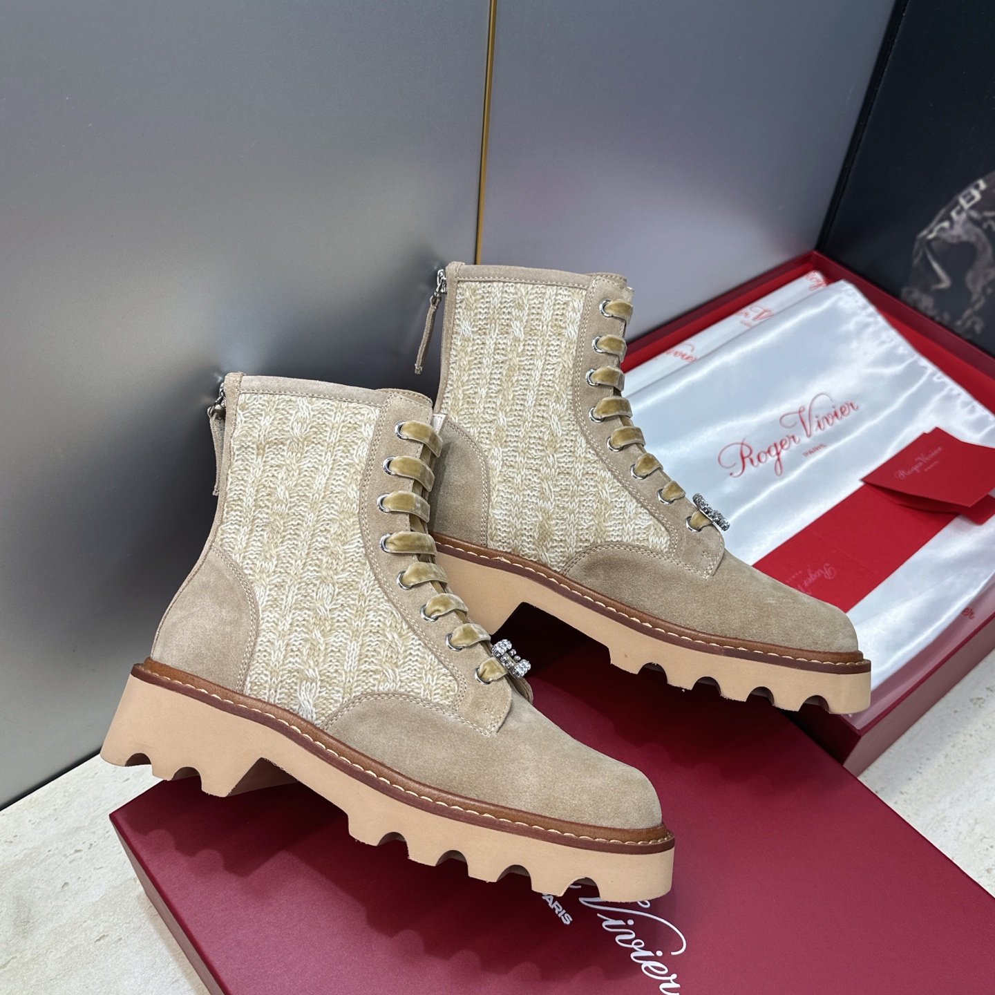 莞货 代购级 Roger  Vivier 2026秋冬新款时尚水钻女短靴 RV字母logo水钻五金方扣厚底低跟圆头系带后