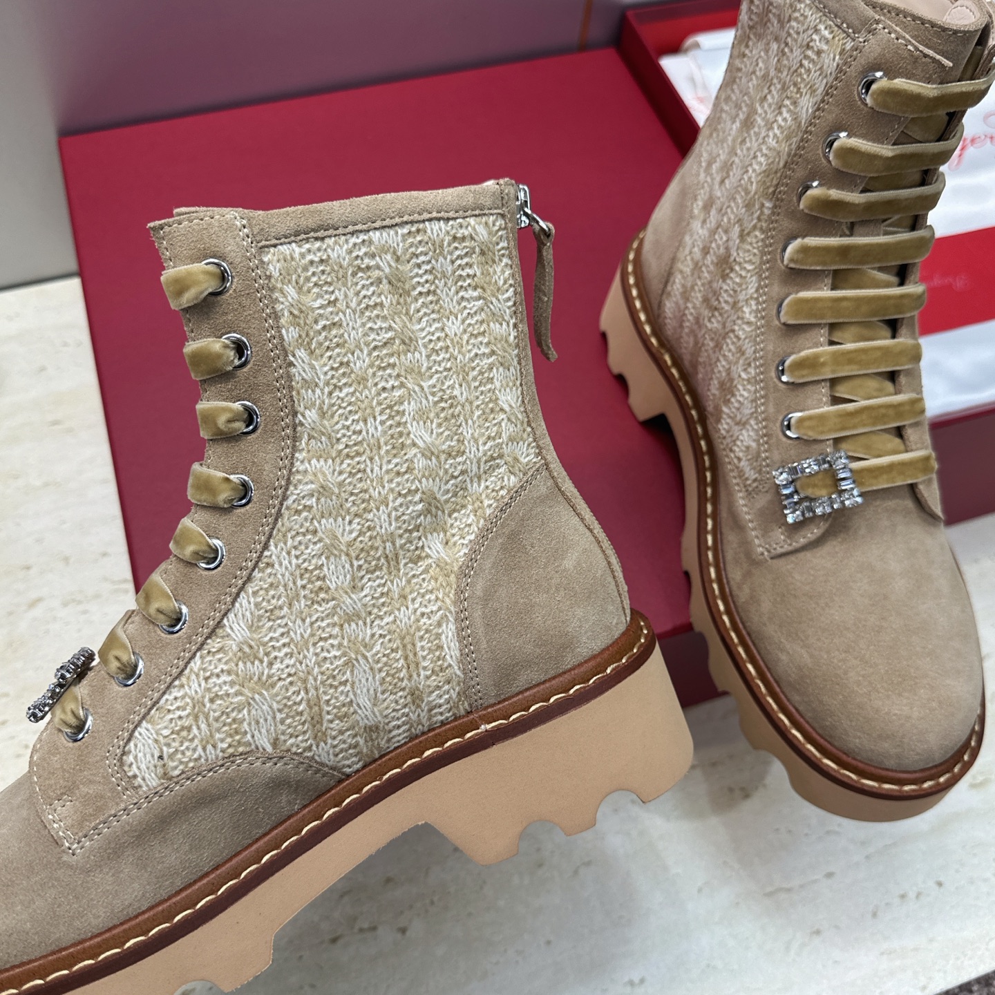 莞货 代购级 Roger  Vivier 2026秋冬新款时尚水钻女短靴 RV字母logo水钻五金方扣厚底低跟圆头系带后