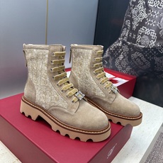 莞货 代购级 Roger Vivier 2026秋冬新款时尚水钻女短靴 RV字母logo水钻五金方扣厚底低跟圆头系带后 莞货 代购级 Roger Vivier 2026秋冬新款时尚水钻女短靴 RV字母logo水钻五金方扣厚底低跟圆头系带后