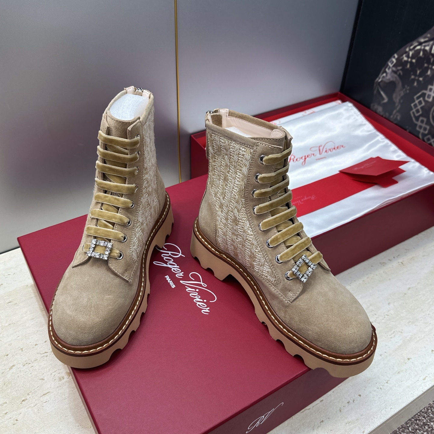 莞货 代购级 Roger  Vivier 2026秋冬新款时尚水钻女短靴 RV字母logo水钻五金方扣厚底低跟圆头系带后