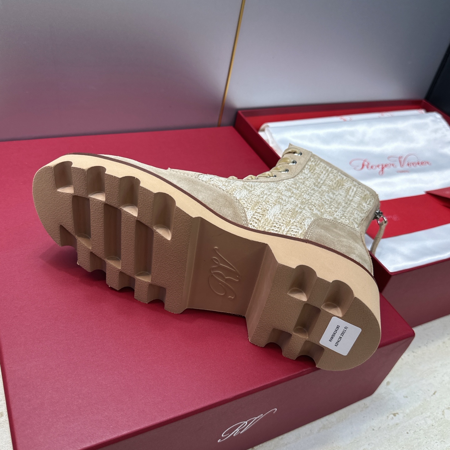 莞货 代购级 Roger  Vivier 2026秋冬新款时尚水钻女短靴 RV字母logo水钻五金方扣厚底低跟圆头系带后