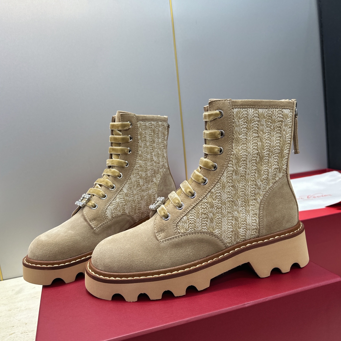 莞货 代购级 Roger  Vivier 2026秋冬新款时尚水钻女短靴 RV字母logo水钻五金方扣厚底低跟圆头系带后