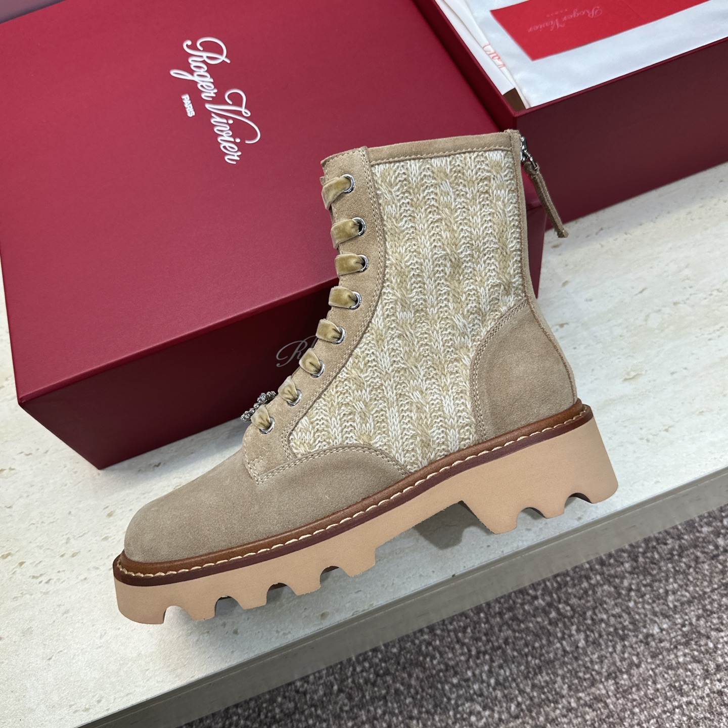 莞货 代购级 Roger  Vivier 2026秋冬新款时尚水钻女短靴 RV字母logo水钻五金方扣厚底低跟圆头系带后