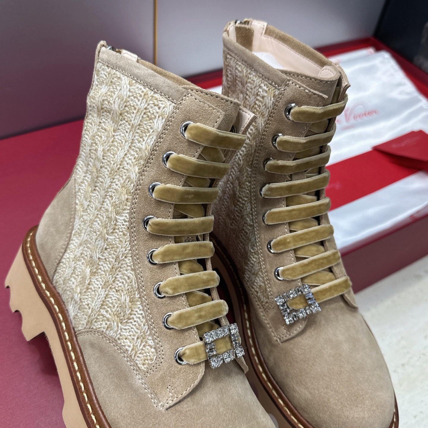 莞货 代购级 Roger  Vivier 2026秋冬新款时尚水钻女短靴 RV字母logo水钻五金方扣厚底低跟圆头系带后