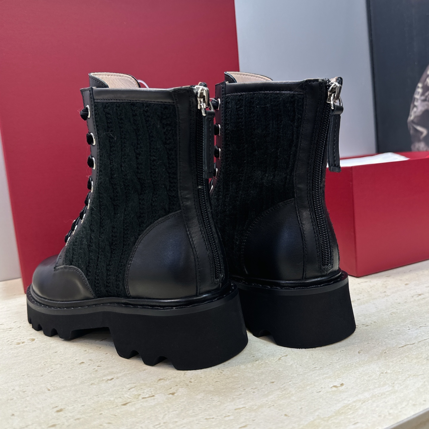 莞货 代购级 Roger  Vivier 2026秋冬新款时尚水钻女短靴 RV字母logo水钻五金方扣厚底低跟圆头系带后