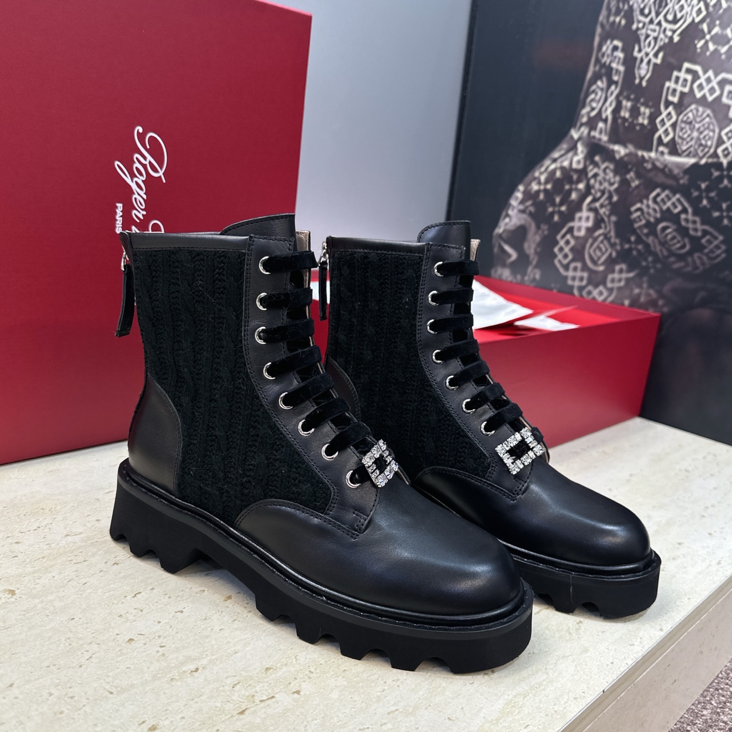 莞货 代购级 Roger  Vivier 2026秋冬新款时尚水钻女短靴 RV字母logo水钻五金方扣厚底低跟圆头系带后