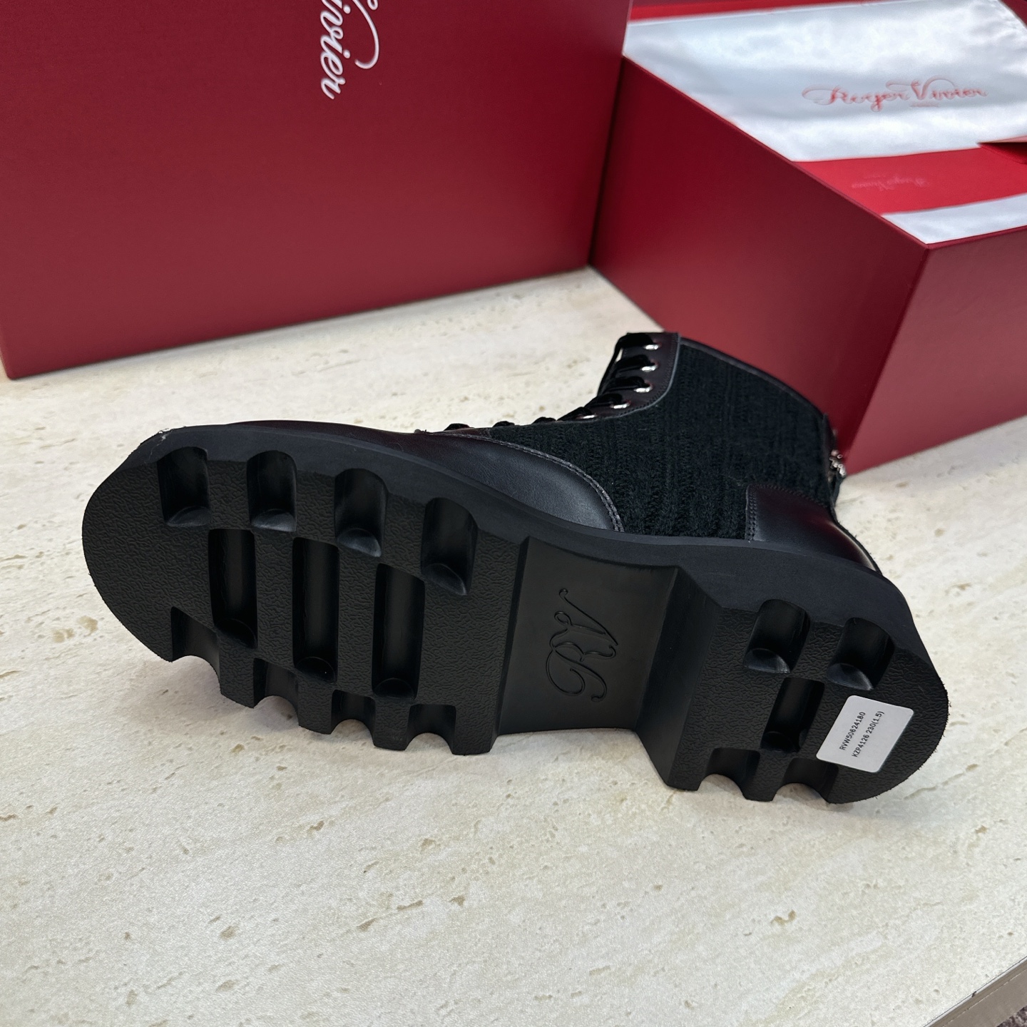 莞货 代购级 Roger  Vivier 2026秋冬新款时尚水钻女短靴 RV字母logo水钻五金方扣厚底低跟圆头系带后