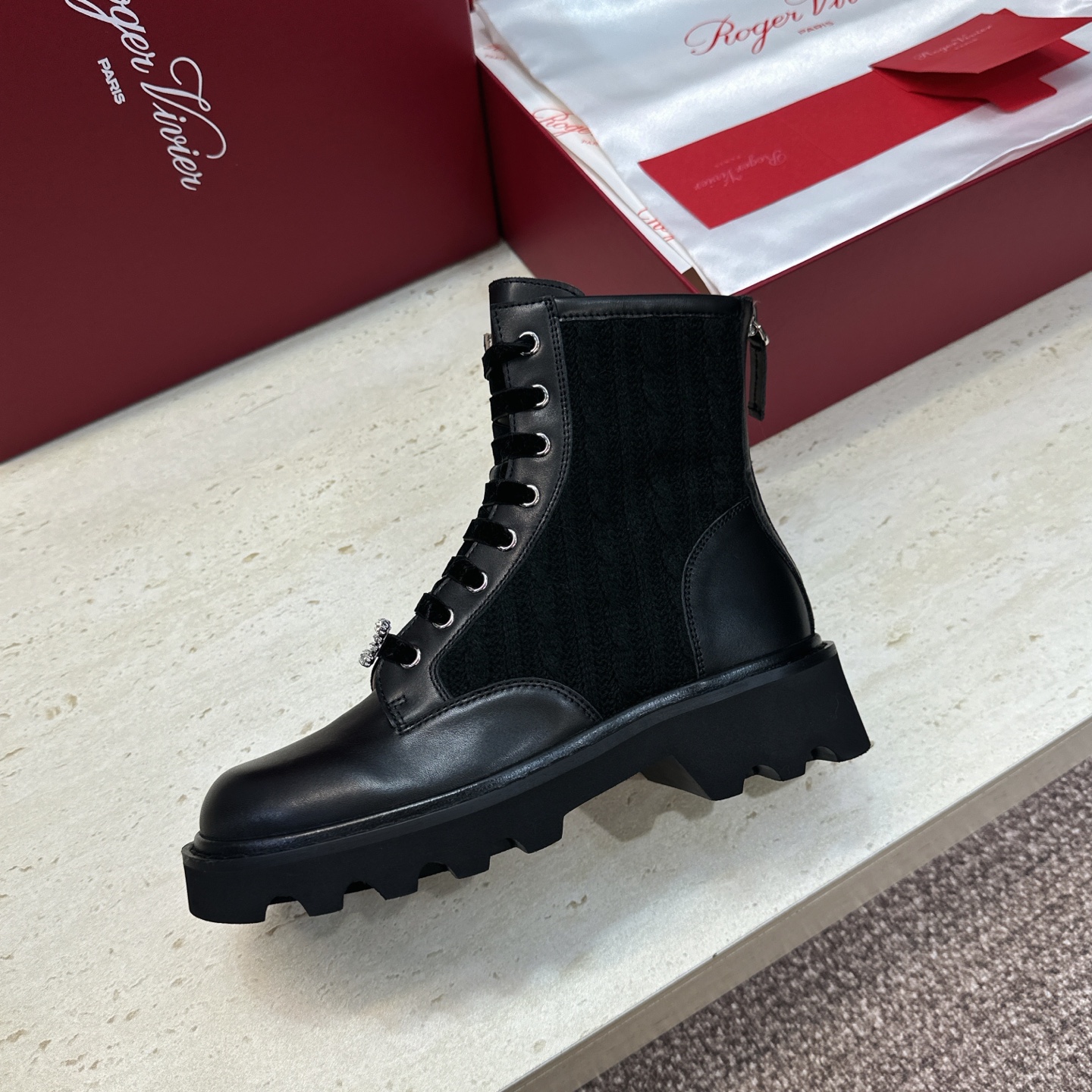 莞货 代购级 Roger  Vivier 2026秋冬新款时尚水钻女短靴 RV字母logo水钻五金方扣厚底低跟圆头系带后